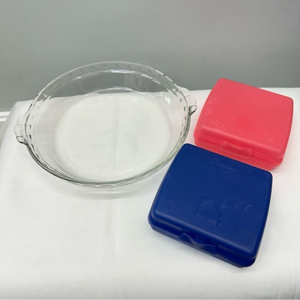 Pyrex glass 9.5 inch pie plate. 2 tupperware‎ sandwich keepers containers.